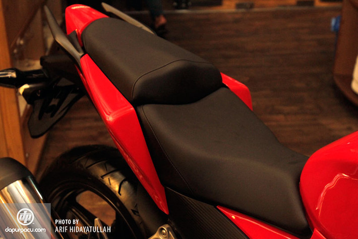 Điểm nhấn của CBR 250r đỏ là ghế sau được bọc da dành cho người ngồi sau.