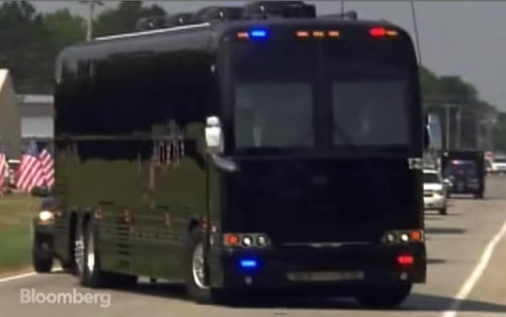 Chiếc xe buýt hộ tống "Ground Force One" được đưa vào phục vụ tổng thống Obama từ năm 2011. Xe có khả năng chống các loại đạn từ vũ khí thông thường và trang thiết bị nội thất hiện đại. Chiếc xe buýt này có giá lên tới 1,1 triệu USD.
