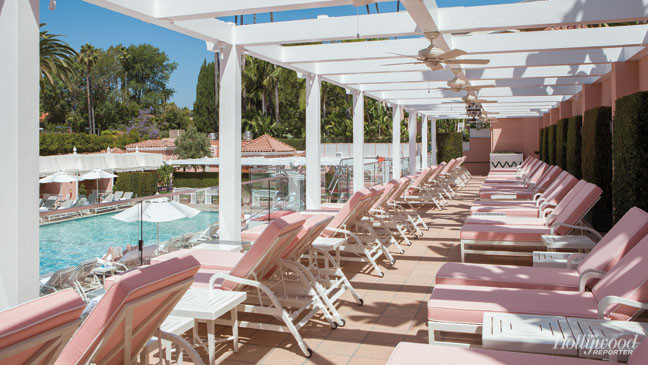 Khách sạn có tổng cộng 204 phòng ngủ, phòng khách, quầy bar, phòng spa... Điểm nhấn của khách sạn là bể bơi ngoài trời rộng rãi, bao quanh bởi một rừng cây nhân tạo.