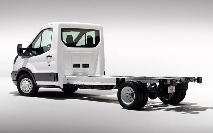 Điểm nhấn của Ford Transit 2015 là có thể chuyển đổi từ dạng xe khách sang xe đầu kéo.
