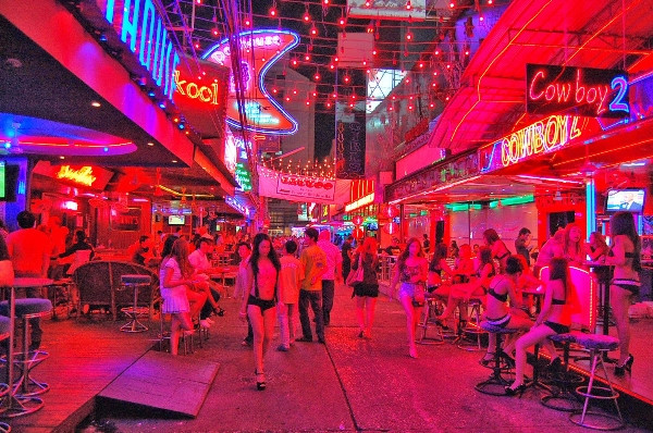 Soi Cowboy không phải là một phố đèn đỏ được lập nên bởi chính phủ, nơi đây chỉ phục vụ khách du lịch và hầu hết khách vào các quán bar đều bị kiểm tra hộ chiếu. Nơi đây nổi tiếng với màn múa khiêu dâm, vé vào cửa miễn phí tuy nhiên đồ uống, dịch vụ thì đắt gấp 3 thậm chí hàng chục lần so với bình thường.