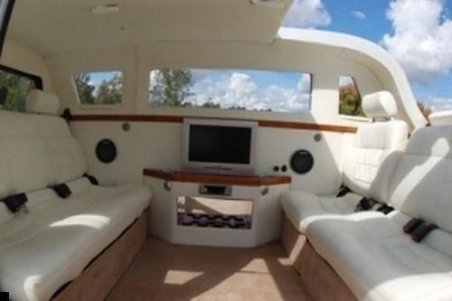 Nội thất sang trọng với ghế salon, tivi, rượu sâm panh không thua kém bất kì những chiếc limousine sang trọng nào.