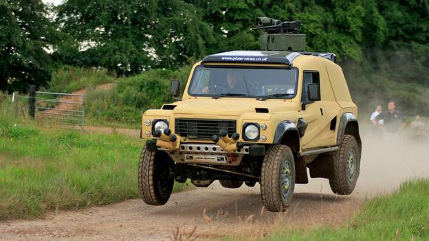 Vương quốc Anh cho ra mắt phiên bản dân sự Supacat LRV 400 với tùy chọn của người dùng động cơ diesel của Ford 5 xi lanh V8 3,2 lít cung cấp động cơ 236 mã lực hoặc động cơ xăng V8 640 mã lực. Giá chiếc xe khoảng 250 nghìn USD (khoảng 5,2 tỷ đồng).