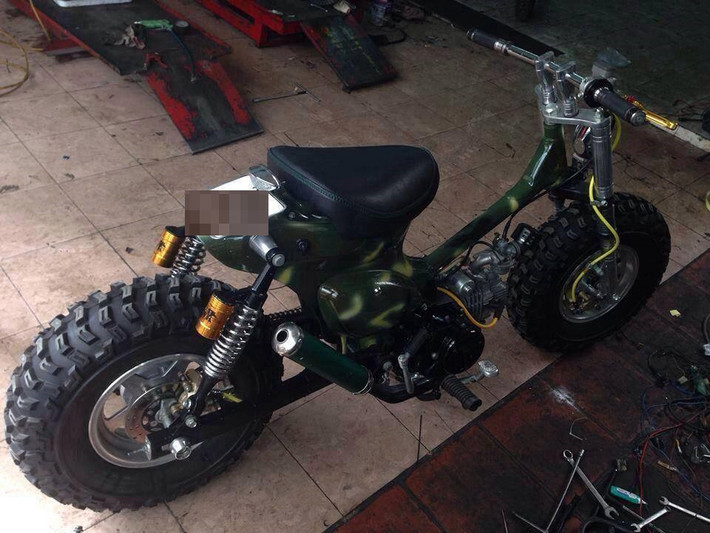 Minibike độ với màu sơn quân sự cùng đôi lốp bám đường dành cho dân phượt.