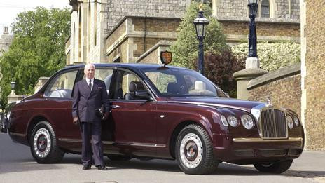 Chiếc Limousine Bentley của Nữ hoàng Anh Elizabeth II sử dụng động cơ V8 twin-turbo 400 mã lực, cửa bọc thép chống được các vũ khí quân dụng hạng nhẹ.