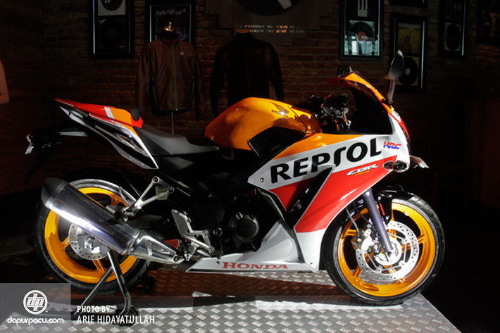 Mẫu thiết kế thứ 2 của CBR 250R mang biểu tượng của dòng xe đua Repsol, một trong những thành công lớn của hãng Honda.