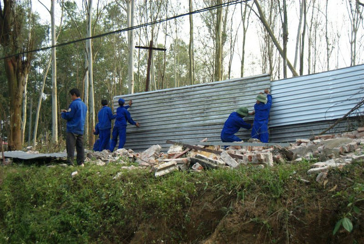 Công nhân nhà máy Z121 đang khẩn trương dựng tôn chắn khu vực nổ để khắc phục hậu quả.