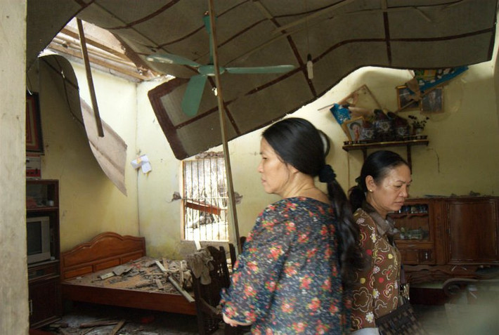 Bên trong căn nhà là cảnh đổ nát, hoang tàn, trần nhà đã sập, mọi vật dụng đều vỡ vụn.