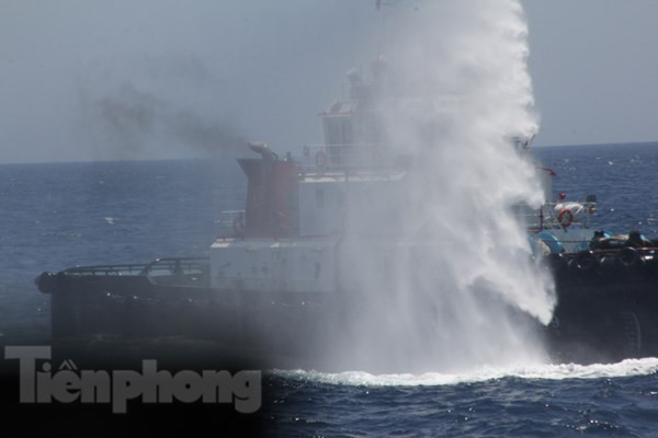 Vòi rồng của tàu lai dắt đẩy ủi Hữu Liên 9 Trung Quốc phun vào tàu HP-926.