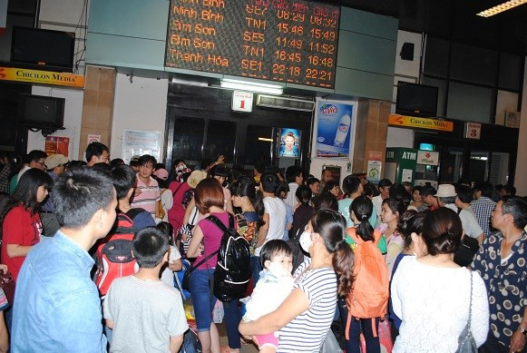 3. Hàng vạn người dân chen chân nghỉ lễ 30/4. Tối 29/4 và ngày 30/4, tại nhà ga cũng như các bến xe ở các thành phố lớn như Hà Nội, TP HCM, hàng vạn người dân chen chúc mua vé, đợi xe tàu để về quê hoặc đi du lịch. Nhiều người dân phải chờ 2 - 3 tiếng mới bắt được xe về các tỉnh.
