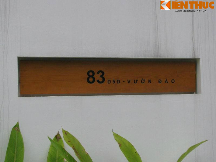 Số nhà nhỏ gọn được gắn khiêm tốn trên khung gỗ.