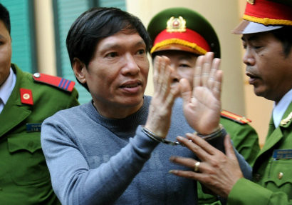 Về phần Dương Tự Trọng, sau khi bị tòa tuyên án 18 năm tù về tội tổ chức cho người khác trốn ra nước ngoài, ông Trọng được đưa về trại giam trong sự nghẹn ngào của nhiều người. Tuy nhiên, ông Trọng vẫn bình thản, "lệnh" cho vợ con: "Không được khóc, cứ bình tĩnh".