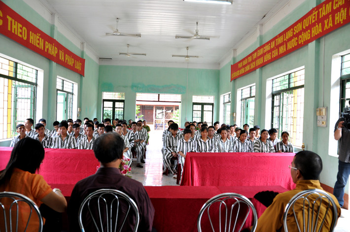 "Cũng may cho tôi không bị đánh, tôi đã tử tế, nhún nhường với nhóm cùng phòng. Nhưng vẫn chưa yên tâm, sau đó tôi đăng ký với anh quản giáo để được chú ý giúp không để xảy ra chuyện gì", Dương Chí Dũng kể. Trong ảnh là trại tạm giam Yên Trạch, huyện Cao Lộc (Lạng Sơn).