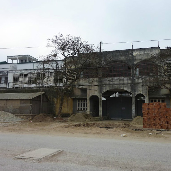 Sau đó, Dương Chí Dũng được chuyển đến trại giam B14 (thuộc Bộ Công an ở xã Thanh Liệt, huyện Thanh Trì, Hà Nội) cùng các đồng phạm. Đây là nơi giam giữ nhiều phạm nhân hình sự trước khi cho đi cải tạo. Trong ảnh là trại giam B14 nhìn từ bên ngoài.
