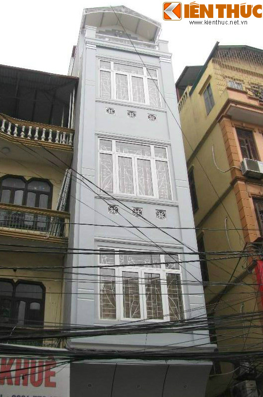 Trên con phố Thụy Khuê cũng xuất hiện rất nhiều ngôi nhà ống bắt mắt. Điểm thu hút nhất của ngôi nhà này có lẽ là những chiếc cửa sổ trắng với hoa văn độc đáo.