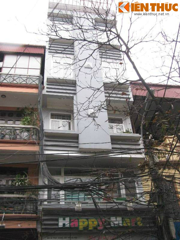 Thoạt nhìn nhiều người lầm tưởng đây là hai căn nhà siêu mỏng liền kề nhau, nhưng thực chất chỉ là một căn được chủ nhà thiết kế như có sự ngăn cách.
