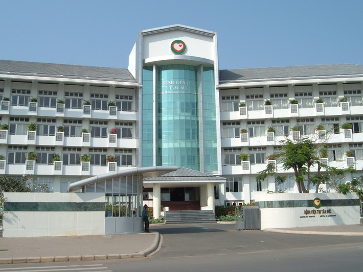 Bệnh viện Tim Tâm Đức TP HCM (tọa lạc tại số 4 Nguyễn Lương Bằng, phường Tân Phú, quận 7), được đưa vào hoạt động từ năm 2006 cũng xây dựng bãi đáp trực thăng cấp cứu nhận bệnh từ nơi xa chuyển đến... Bệnh viện cao 4 tầng với tổng diện tích sử dụng 18.000 m2.