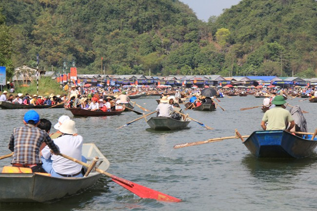 Ngày 5/2 (mùng 6 tháng giêng), “Nam thiên đệ nhất động” – chùa Hương chính thức mở cửa đón du khách. Tuy nhiên, ngay từ ngày khai hội, những “máy chém” tại chùa Hương đã hét giá khiến nhiều du khách phải “ngậm bồ hòn làm ngọt”. Ngoài việc mua vé tham quan và phí đò với giá 85.000 đồng do ban tổ chức đưa ra, du khách còn phải thương lượng với lái đò giá ngồi đò vào chùa. Nếu “cháy đò”, giá có thể bị "hét" lên đến 100.000 đồng/người.