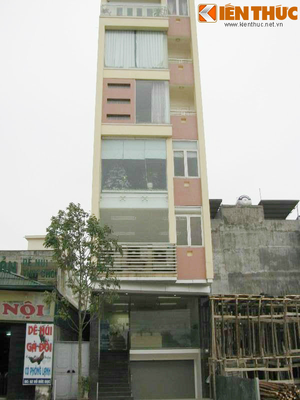 Nhà ống là mẫu nhà phổ biến và được ưa chuộng tại Việt Nam, đặc biệt là ở các thành phố lớn. Điểm nổi bật của nhà ống là hạn chế về chiều rộng nhưng lại hun hút về chiều sâu và rất thiếu không gian để mở cửa sổ. Cửa sổ được thiết kế ở mặt tiền và mặt hậu của ngôi nhà. Trong ảnh là ngôi nhà ống 5 tầng chót vót, nổi bật trên đường Đỗ Đức Dục (Từ Liêm).