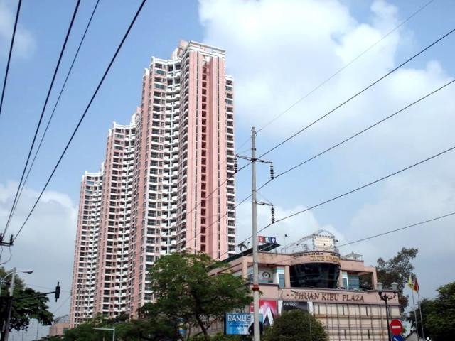 Đây là công trình do Công ty Xây dựng Thương mại Sài Gòn 5 (hiện nay là Tổng công ty Địa ốc Sài Gòn – Resco) và Công ty Kings Harmony Intl Ltd., thông qua hình thức Hợp đồng hợp tác kinh doanh. Đây là tổ hợp khu căn hộ, trung tâm thương mại và giải trí với tổng diện tích 100.000 m2.