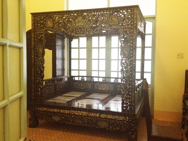 Mỗi chiếc giường có chiều dài 2,5 m, rộng 2 m, được đóng bằng gỗ sưa (huỳnh đàn).