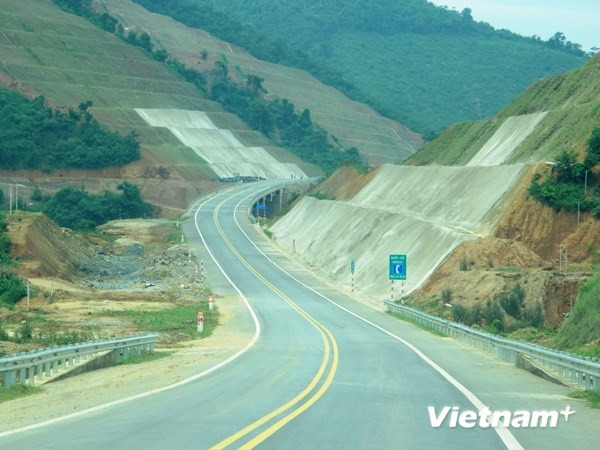 Đoạn Yên Bái - Lào Cai có 2 làn xe và đạt vận tốc tối thiểu 80km/giờ.