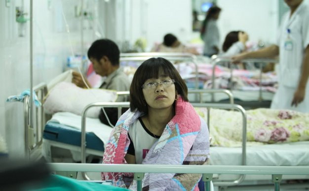 Vẻ lo lắng, căng thẳng hiện rõ trên mặt của gười nhà nạn nhân Nguyễn Trà My. Ảnh do PV Tuổi Trẻ chụp lúc 4h sáng ngày 2/9.