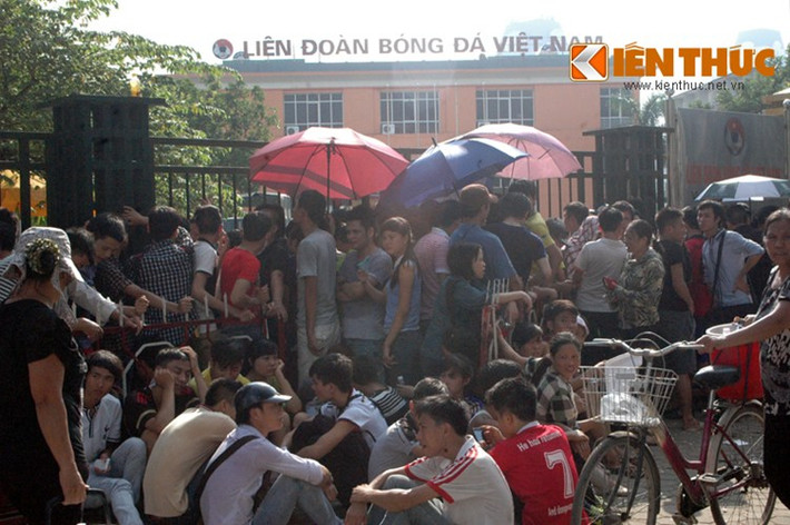 2. Hết vé CK U19, fan đạp đổ tan hoang tường rào trụ sở VFF. Sáng 12/9, hàng nghìn người đến Liên đoàn bóng đá VN (VFF), họ xếp hàng từ 3-4h đêm hôm trước để đợi mua vé xem trận chung kết U19 VN-Nhật Bản nhưng chỉ nhận được thông báo hết vé.