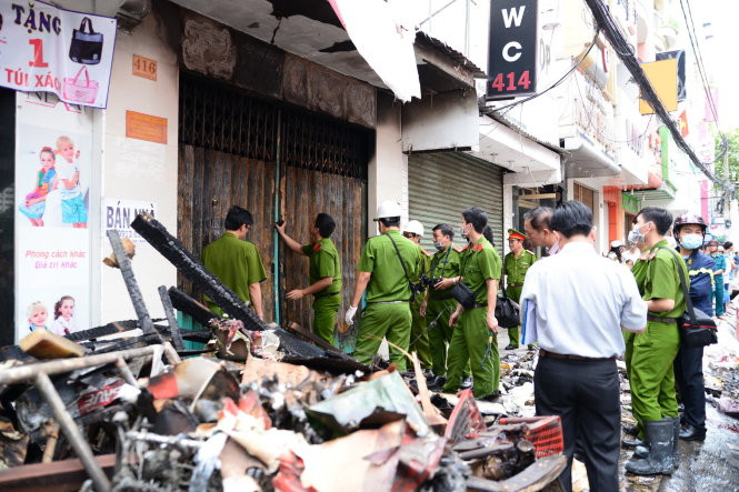 Cửa ngôi nhà bị cháy được kéo lại để chuẩn bị cho công tác điều tra tìm hiểu nguyên nhân vụ cháy.
