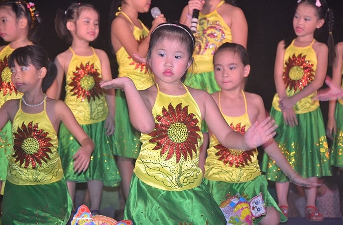Tại khu đô thị Đặng Xá (Gia Lâm, Hà Nội, tối 7/9 hàng nghìn người là các cư dân khu đô thị và người dân ở các xã lân cận thuộc huyện Gia Lâm đã đổ về khu công viên trung tâm để tham dự các hoạt động trong đêm hội trăng rằm.