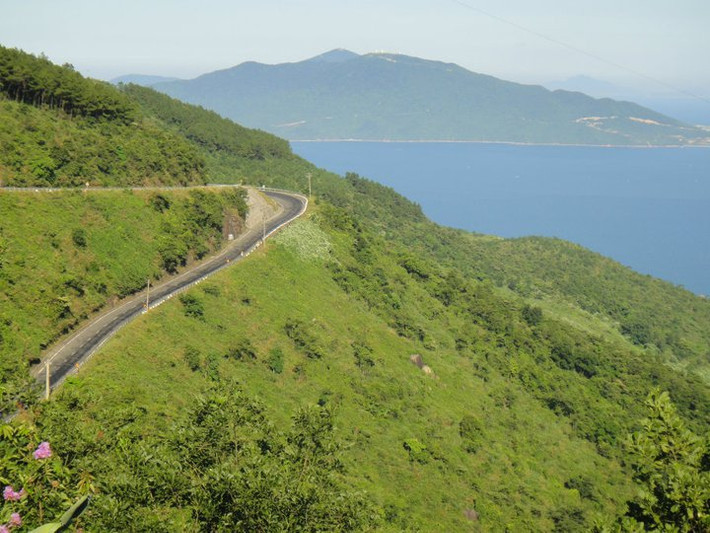 Đèo Hải Vân - Thừa Thiên - Huế, Đà Nẵng. Đèo Hải Vân dài khoảng 20km, nối liền hai tỉnh thành Thừa Thiên – Huế và Đà Nẵng, đỉnh đèo cao gần 500m. Đèo có một số đoạn cua gấp khúc nên nếu lái xe không cẩn thận rất dễ xảy ra tai nạn.