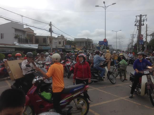 Hiện lực lượng CSGT đã có mặt, tích cực phân luồng, các cơ quan chức năng đang tìm hướng giải quyết.