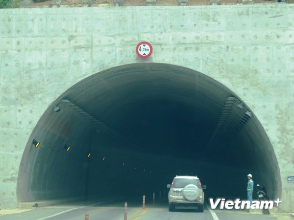 Hầm xuyên núi lớn nhất trên đường cao tốc Nội Bài - Lào Cai được đưa vào khai thác.
