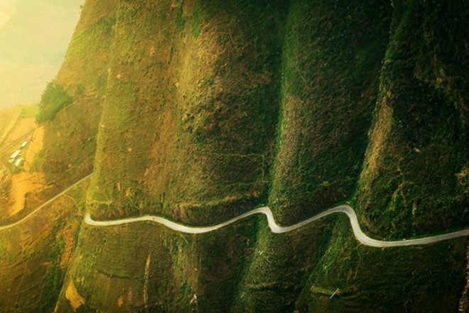 Đèo Mã Pí Lèng - Hà Giang. Là một cung đường dài khoảng 20 km với độ cao 1.200 m, đèo Mã Pí Lèng thuộc Cao nguyên đá Đồng Văn – một vùng núi đá được hình thành từ kỷ Devon cho đến kỷ Pecmi. Nối liền thành phố Hà Giang, Đồng Văn và huyện Mèo Vạc, con đèo này nổi tiếng với những cung đường uốn lượn vắt từ ngọn núi này sang ngọn núi khác. Đây có lẽ là lý do người ta ví Mã Pí Lèng là vua của những cung đường hiểm trở nhất Việt Nam.