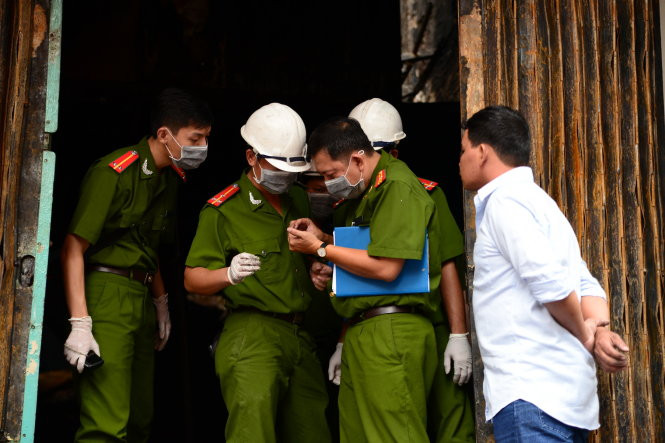 Lực lượng chức năng thu thập những chứng cứ xảy ra vụ cháy.