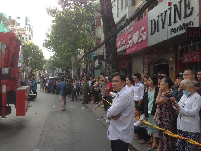 Người dân theo dõi vụ việc.