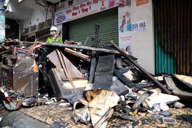 Bàn ghế gỗ trong nhà bị cháy đen.
