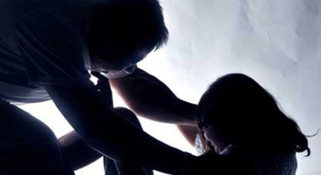 Bị đánh đau, người vợ nhào đến dùng hai tay bóp cổ chồng, rồi đánh liên tục vào đầu. Sau đó, Phúc thản nhiên quay vào buồng, định lấy túi xách bỏ đi thì anh Chiến giữ lại. Không lâu sau, anh Chiến kêu nhức đầu rồi ngất xỉu, ngã vật xuống nền nhà, người co giật. Dù được đưa đi cấp cứu song anh Chiến đã tử vong sau đó do chấn thương sọ não nặng.