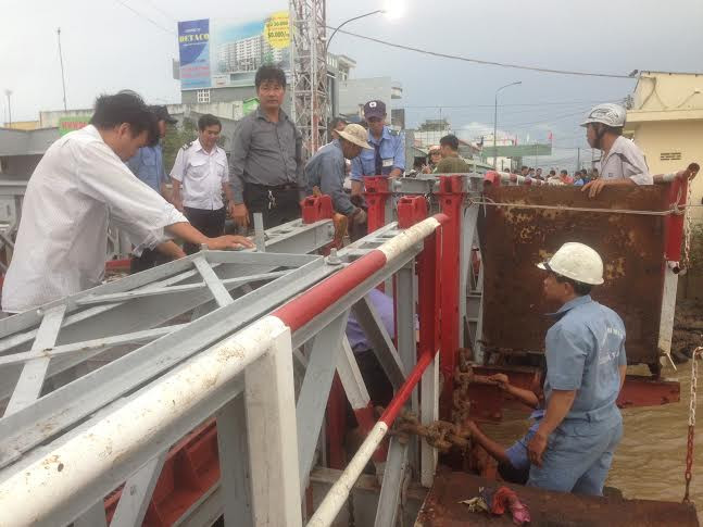 Hiện lực lượng công ty cầu phà đang cố gắng khắc phục, sửa chữa. Tuy nhiên, dự kiến mất khoảng 5- 6 tiếng mới xong.
