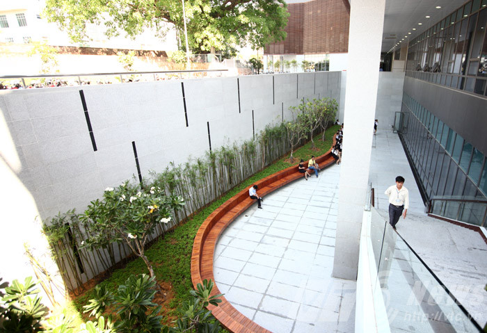 Khu vực căng tin bên dưới tòa nhà.