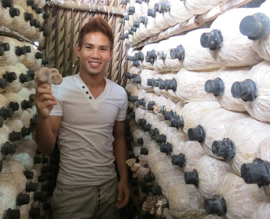 Long Trang còn là chủ một trang trại nấm bào ngư với quy mô vài nghìn m2, giá trị hàng trăm triệu đồng tại quê nhà Gò Công, Tiền Giang. Trang trại này được Giang giao cho bố mẹ quản lý. Sản phẩm từ trang trại chủ yếu là bán cho các thương lái ở chợ đầu mối Bình Điền, TP HCM.
