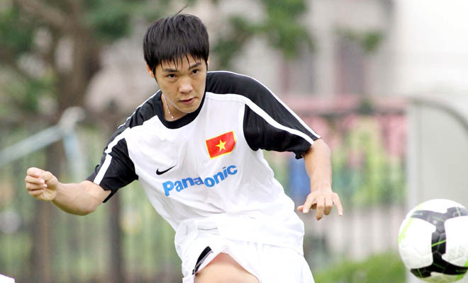 Đinh Kiên Trung, một trong 6 cầu thủ Đồng Nai bán độ trên, cũng có một cuộc sống đủ đầy từ nhỏ. Kiên trưởng thành từ lò đào tạo Thành Long rồi sau đó chuyển sang thi đấu cho CLB TP HCM ở giải hạng Nhất. Cứ mỗi lần Kiên thi đấu là gia đình đi xe hơi đến cổ vũ.