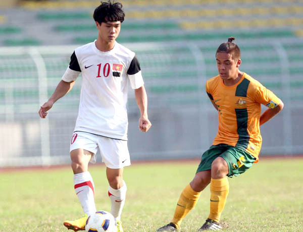 Công Phượng được xem là một trong những ngôi sao sáng nhất trong đội tuyển bóng đá U19 Việt Nam. Nhưng ít ai biết, sau ánh hào quang đó, Công Phượng có một gia cảnh cơ cực, khó khăn như thế nào, đối nghịch hoàn toàn với xuất thân "cậu ấm cô chiêu" của các cầu thủ thiếu gia kể trên.