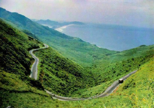 Đèo Ngang - Hà Tĩnh, Quảng Bình. Đèo Ngang thuộc địa phận xã Kỳ Nam, huyện Kỳ Anh, tỉnh Hà Tỉnh, cách thành phố Hà Tĩnh 75km về hướng nam. Đèo Ngang nằm trên quốc lộ 1A, nối hai tỉnh Hà Tĩnh và Quảng Bình. Đường đèo này tuy không dốc như các đường đèo ở các tỉnh phía Bắc, nhưng có những đoạn vòng vèo, khúc khuỷu.