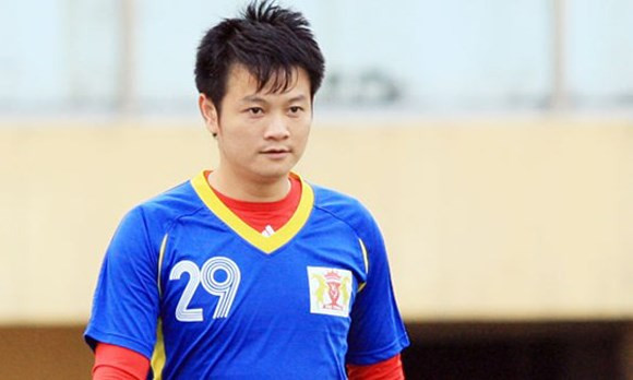 Văn Quyến và Công Phượng có rất nhiều điểm giống nhau đến kỳ lạ. Họ là hai cầu thủ đồng hương, cùng khoác áo số 10 và đều đã tỏa sáng ở tuổi 19. Đặc biệt, cả 2 đều xuất thân từ hoàn cảnh nghèo khó, cơ cực ở quê nghèo.