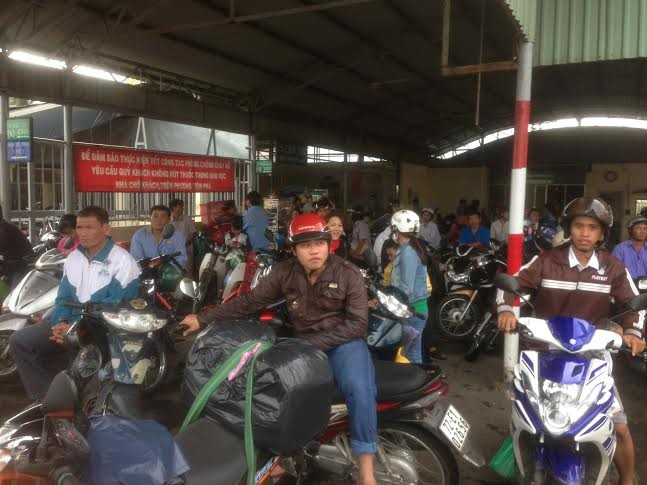 Cầu dẫn gặp sự cố khiến khiến hàng nghìn người (ở cả 2 hướng Nhơn Trạch, Đồng Nai và TP HCM) bị mắc kẹt không thể qua phà.