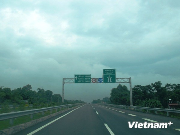 Dự án cao tốc Nội Bài - Lào Cai có tổng chiều dài 245 km. Trong đó, đoạn Hà Nội - Yên Bái có 4 làn xe cho phép đạt vận tốc tối thiểu 100km/giờ.