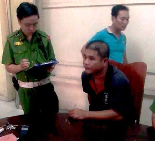 Sau khi nhận tin, Thông đi xe máy đến UBND quận và bất ngờ rút súng trong người ra đe dọa. Lúc này nhiều công chức, người dân có mặt đã hoảng sợ bỏ chạy gây náo loạn trụ sở. Nhận tin báo, lực lượng cảnh sát Phản ứng nhanh (CS 113) công an TP HCM với sự phối hợp của công an quận Tân Phú đã nhanh chóng có mặt khống chế bắt giữ 2 đối tượng.