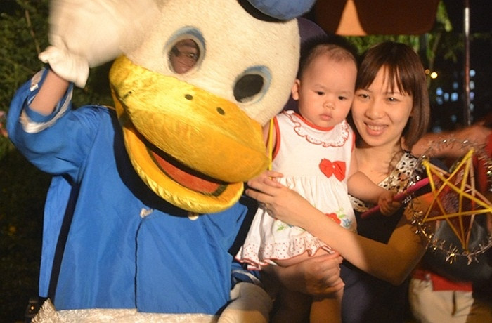 Nhiều gia đình tranh thủ chụp ảnh với các nhân vật hoạt hình đáng yêu.