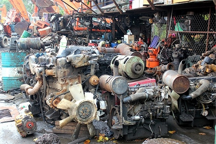 Những loại máy móc hư hỏng nặng nằm la liệt ở khắp nơi.